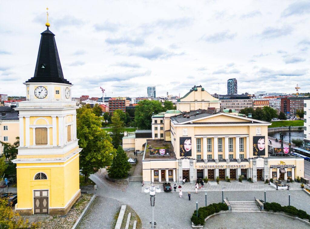 tapuli ja teatteri edestä