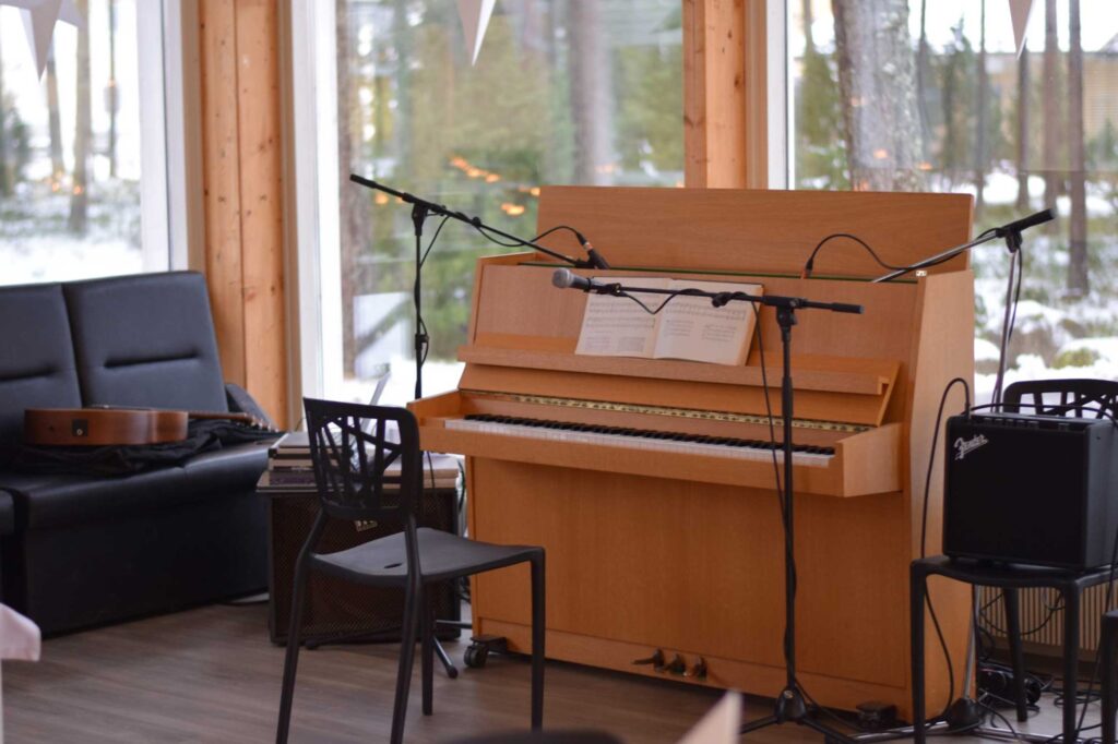 Pihlajasalin esiintymislava: tilassa on piano.