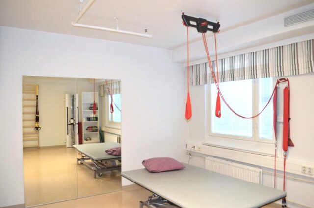 TherapiMaster-/RedCord-suspensiohoitolaite DiakonTerveyden terapiatilassa.