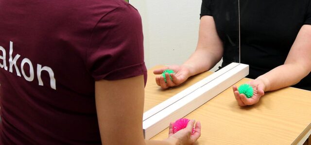 Asiakkaan yläraajaa kuntoutetaan peilin avulla peiliterapiassa DiakonTerveydellä.